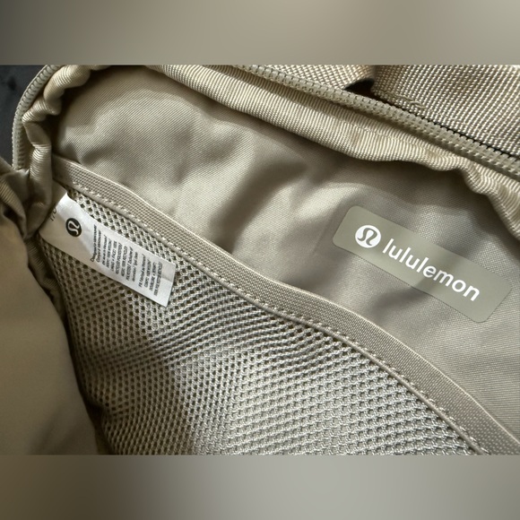 Lululemon All Day Essentials Belt Bag - NWT - Picture 4 of 9